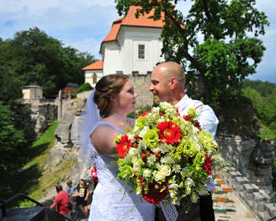 Novomanželé s kyticí