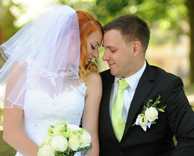 Novomanželé před radnicí